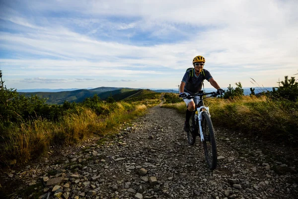 Bicicleta de montaña mujer montar en bicicleta en el bosque de verano montañas —  Fotos de Stock