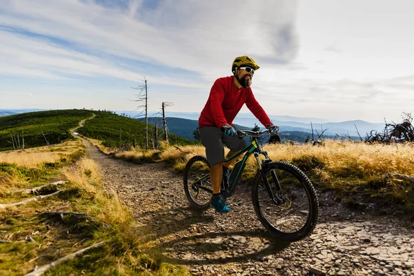 Ciclismo homem andando de bicicleta ao pôr-do-sol montanhas paisagem florestal . — Fotografia de Stock