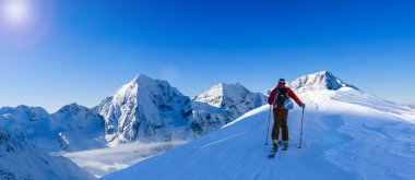 Dağcı backcountry Kayak ile karlı bir sırt boyunca yürüyüş 