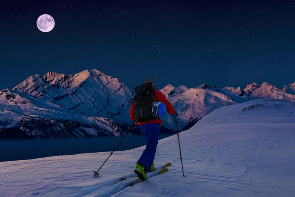 Skifahren mit herrlichem Blick auf die berühmten Schweizer Berge in schöner — Stockfoto