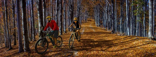 Ciclismo, ciclista de montaña pareja en ruta ciclista en el bosque de otoño . — Foto de Stock