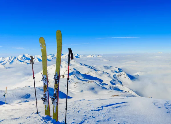 Σκι κατά τη χειμερινή περίοδο, βουνά και εξοπλισμοί χιονοδρομικού εξοπλισμού σε th — Φωτογραφία Αρχείου