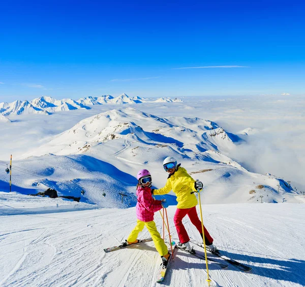 Glückliche Familie genießt Winterurlaub in den Bergen, Val Dorens — Stockfoto