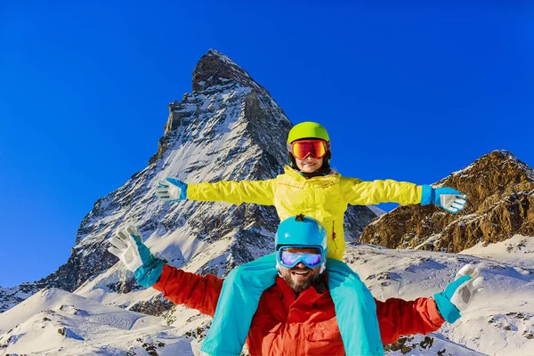 Feliz padre con hija disfrutando de las vacaciones de invierno en la montaña — Foto de Stock