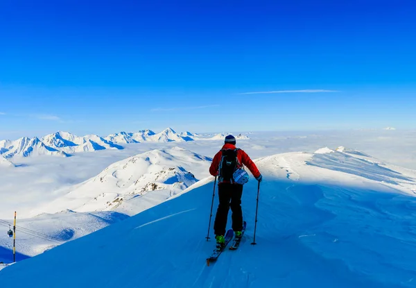 Ski κατά τη χειμερινή περίοδο, βουνά και χιονοδρομικές περιοδείες στην κορυφή i — Φωτογραφία Αρχείου