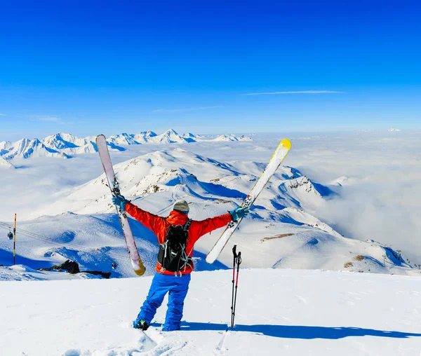 Esquí en temporada de invierno, montañas y esquí touring hombre en la parte superior i — Foto de Stock
