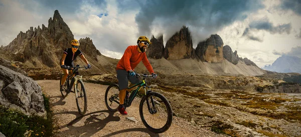 Para, jazda na rowerze na rower elektryczny, przejażdżki na szlak górski. Kobieta i — Zdjęcie stockowe