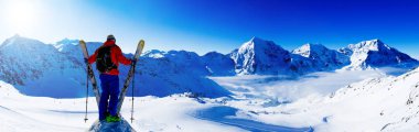 Dağcı backcountry Kayak Kayak ile karlı bir sırt dinlenme