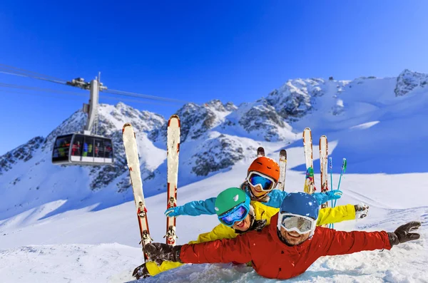 Familia feliz disfrutando de vacaciones de invierno en las montañas. Esquí, Sol , — Foto de Stock