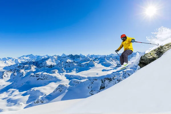 Skidområde med fantastisk utsikt över schweiziska berömda berg i vackra — Stockfoto