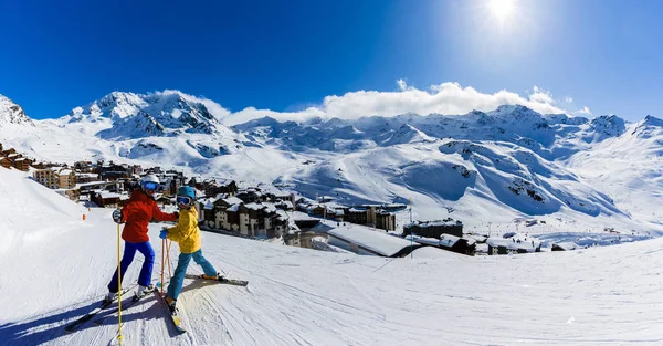 Szczęśliwa rodzina, ciesząc się zimowymi wakacjami w górach, Val Thorens — Zdjęcie stockowe