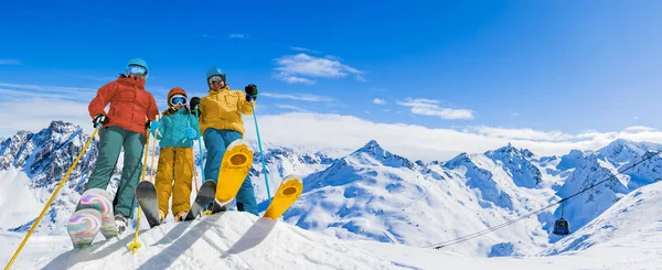 Ski in der Wintersaison, Berge und Skitourenausrüstungen auf der — Stockfoto