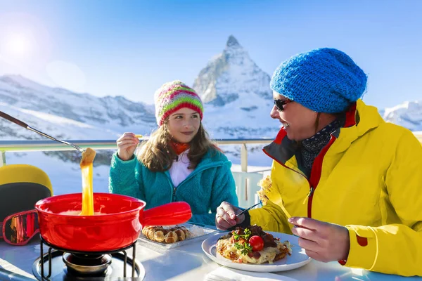 Fondue cheese, swiss winter ski holidays break for lunch, mounta — Stock Photo, Image