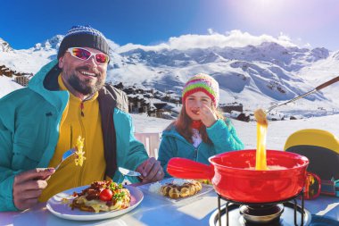Fondü peynirli kayak restoranı öğle yemeği molası, dağ manzaralı... 