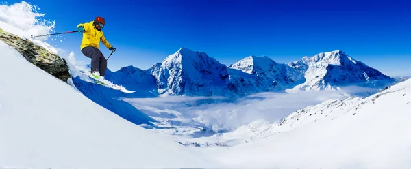 Montanhês esqui sertanejo descansando ao longo de um cume nevado com esqui — Fotografia de Stock