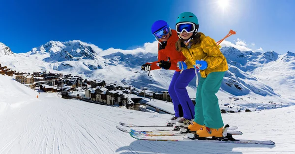 Ski na temporada de inverno, montanhas e equipamentos de turismo de esqui no th — Fotografia de Stock