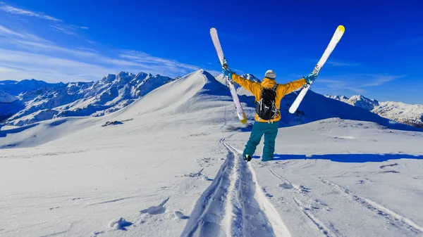 Sciare con splendida vista sulle montagne svizzere famose in bella — Foto Stock