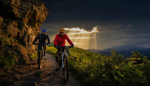 Ciclismo, casal de ciclistas de montanha em trilha de bicicleta na floresta de outono . — Fotografia de Stock