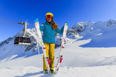 Karda Kayak kazanmak ile oturan mutlu genç kız portresi