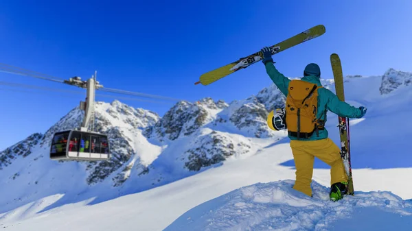 Sciare con splendida vista sulle montagne svizzere famose in bella — Foto Stock