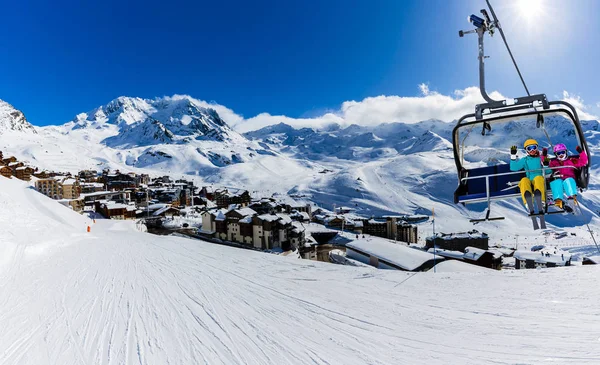 Lycklig familj njuter vintersemestrar i bergen, Val Thorens — Stockfoto