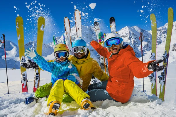 Família feliz desfrutando de férias de inverno nas montanhas. A jogar sagacidade — Fotografia de Stock