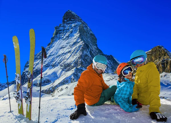 Szczęśliwa rodzina korzystających wakacje zima w górach. Ski, słońce, — Zdjęcie stockowe
