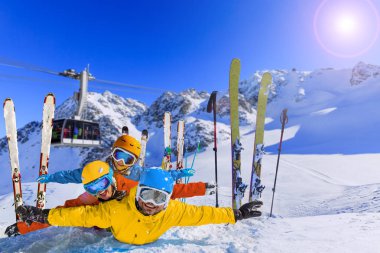 Mutlu bir aile dağlarda kış tatil zevk. Kayak, güneş, 