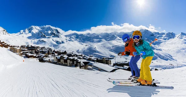 冬季滑雪、山地滑雪和滑雪旅游设备 — 图库照片