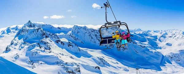 Ski in winterseizoen, bergen en Ski Touring man op de top i — Stockfoto
