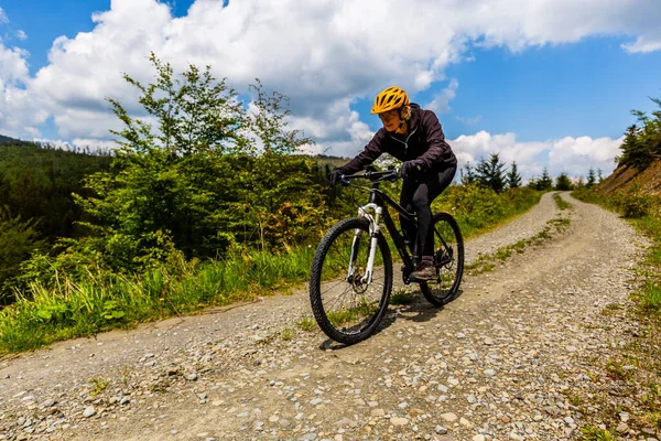 Mulher Bicicleta Bicicleta Mtb Estrada Montanha Cascalho Beskidy Polônia — Fotografia de Stock