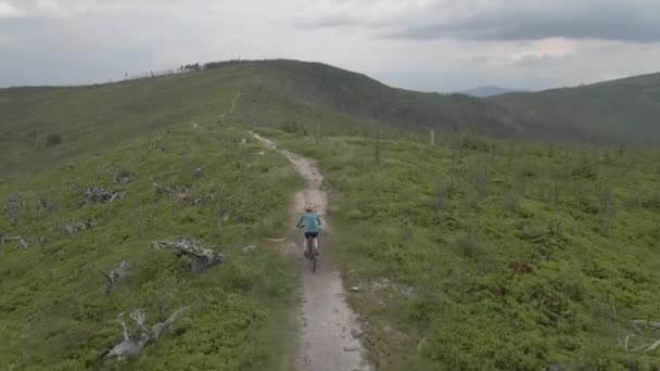 Foto Aérea Mujer Mountainbike Montar Bicicleta Paisaje Las Montañas Verano — Vídeo de stock