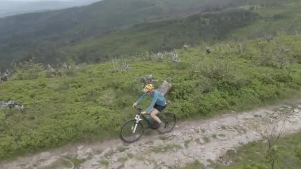 Foto Aérea Mujer Mountainbike Montar Bicicleta Paisaje Las Montañas Verano — Vídeo de stock