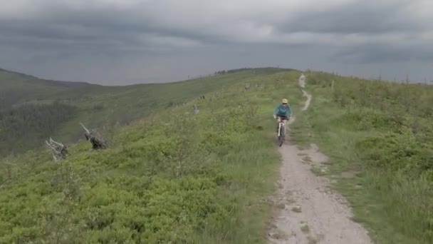Fotografia Aérea Mulher Mountain Bike Andando Bicicleta Paisagem Montanhas Verão — Vídeo de Stock