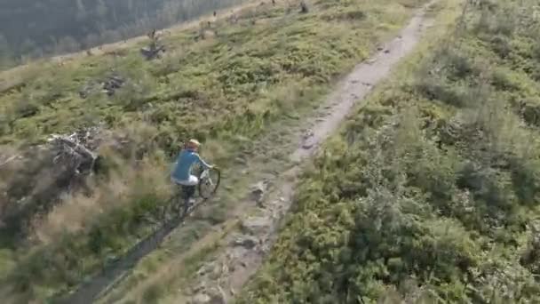 Fotografia Aérea Mulher Mountain Bike Andando Bicicleta Paisagem Montanhas Verão — Vídeo de Stock