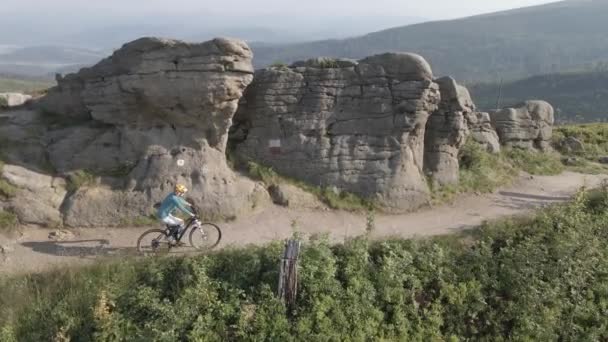 Fotografia Aérea Mulher Mountain Bike Andando Bicicleta Paisagem Montanhas Verão — Vídeo de Stock