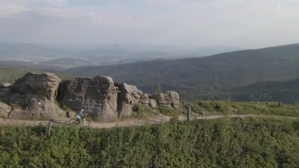 Fotografia Aérea Mulher Mountain Bike Andando Bicicleta Paisagem Montanhas Verão — Vídeo de Stock