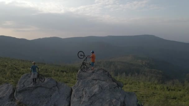 Aerial Shot Mountainbike Couple Cycling Summer Mountains Landscape Man Woman — Stock Video