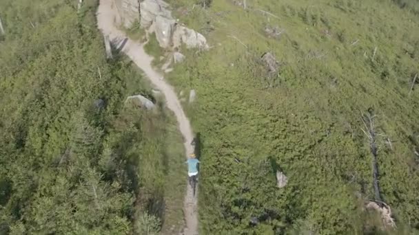 Foto Aérea Mujer Mountainbike Montar Bicicleta Paisaje Las Montañas Verano — Vídeos de Stock