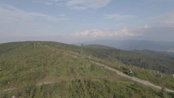 Fotografia Aérea Mulher Mountain Bike Andando Bicicleta Paisagem Montanhas Verão — Vídeo de Stock