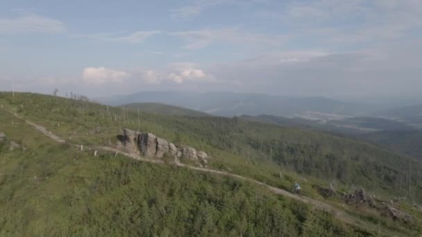 Foto Aérea Mujer Mountainbike Montar Bicicleta Paisaje Las Montañas Verano — Vídeo de stock