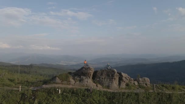 Zdjęcie Lotnicze Pary Rowerów Górskich Jeżdżącej Rowerze Letnim Krajobrazie Gór — Wideo stockowe