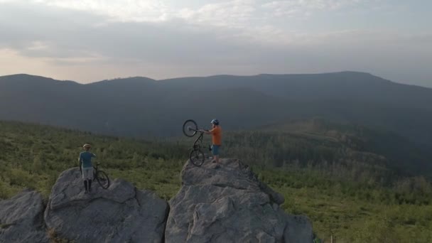 Zdjęcie Lotnicze Pary Rowerów Górskich Jeżdżącej Rowerze Letnim Krajobrazie Gór — Wideo stockowe