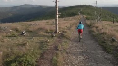 MTB enduro akış yolu döngüsü. Açık hava sporları aktivitesi.