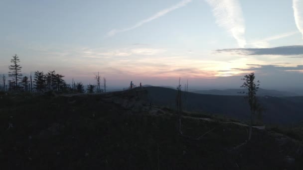 Plano Aéreo Montañabicicleta Pareja Ciclismo Verano Montañas Paisaje Hombre Mujer — Vídeos de Stock