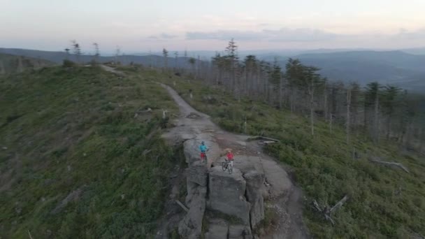 Plano Aéreo Montañabicicleta Pareja Ciclismo Verano Montañas Paisaje Hombre Mujer — Vídeo de stock