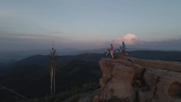 Luchtfoto Van Mountainbike Koppel Fietsen Zomer Bergen Landschap Man Vrouw — Stockvideo