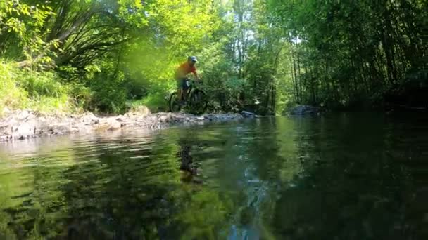 Человек Велосипеде Пересекает Горную Реку Брызгами Воды Медленного Движения Человек — стоковое видео
