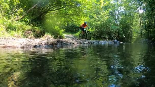 Uomo Bicicletta Attraversa Fiume Montagna Con Spruzzi Acqua Slow Motionl — Video Stock