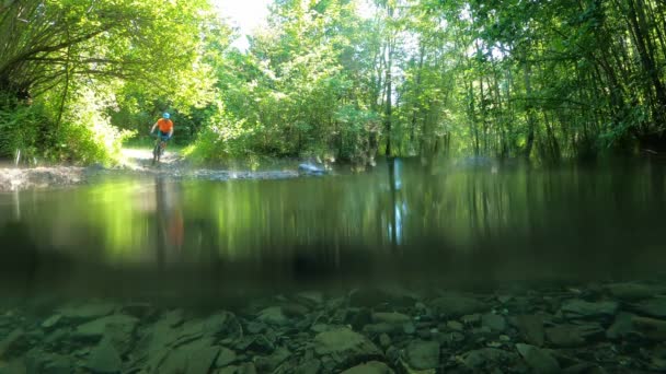 Omul Bicicletă Traversând Râul Munte Stropi Apă Mișcare Lentăomul Bicicletă — Videoclip de stoc